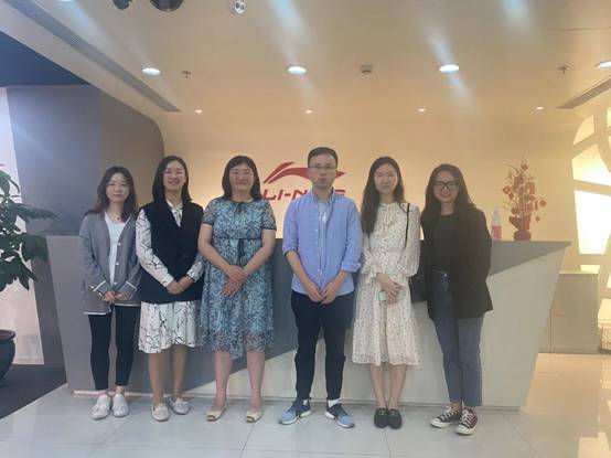 一群人站在室内合影描述已自动生成 一群人站在室内合影描述已自动生成