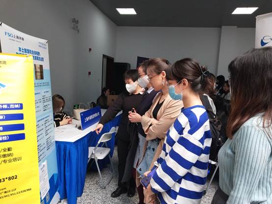 说明: D:/商务外语系包/202109-12月/2021.11.3校园招聘会/校园招聘会照片和新闻稿/校招照片/校招照片8.jpg 说明: D:/商务外语系包/202109-12月/2021.11.3校园招聘会/校园招聘会照片和新闻稿/校招照片/校招照片8.jpg