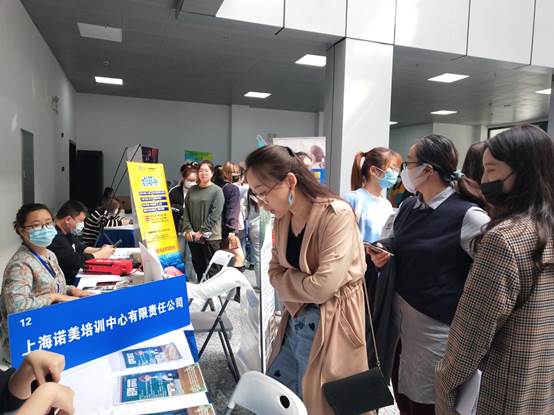 说明: D:/商务外语系包/202109-12月/2021.11.3校园招聘会/校园招聘会照片和新闻稿/校招照片/校招照片1.jpg 说明: D:/商务外语系包/202109-12月/2021.11.3校园招聘会/校园招聘会照片和新闻稿/校招照片/校招照片1.jpg